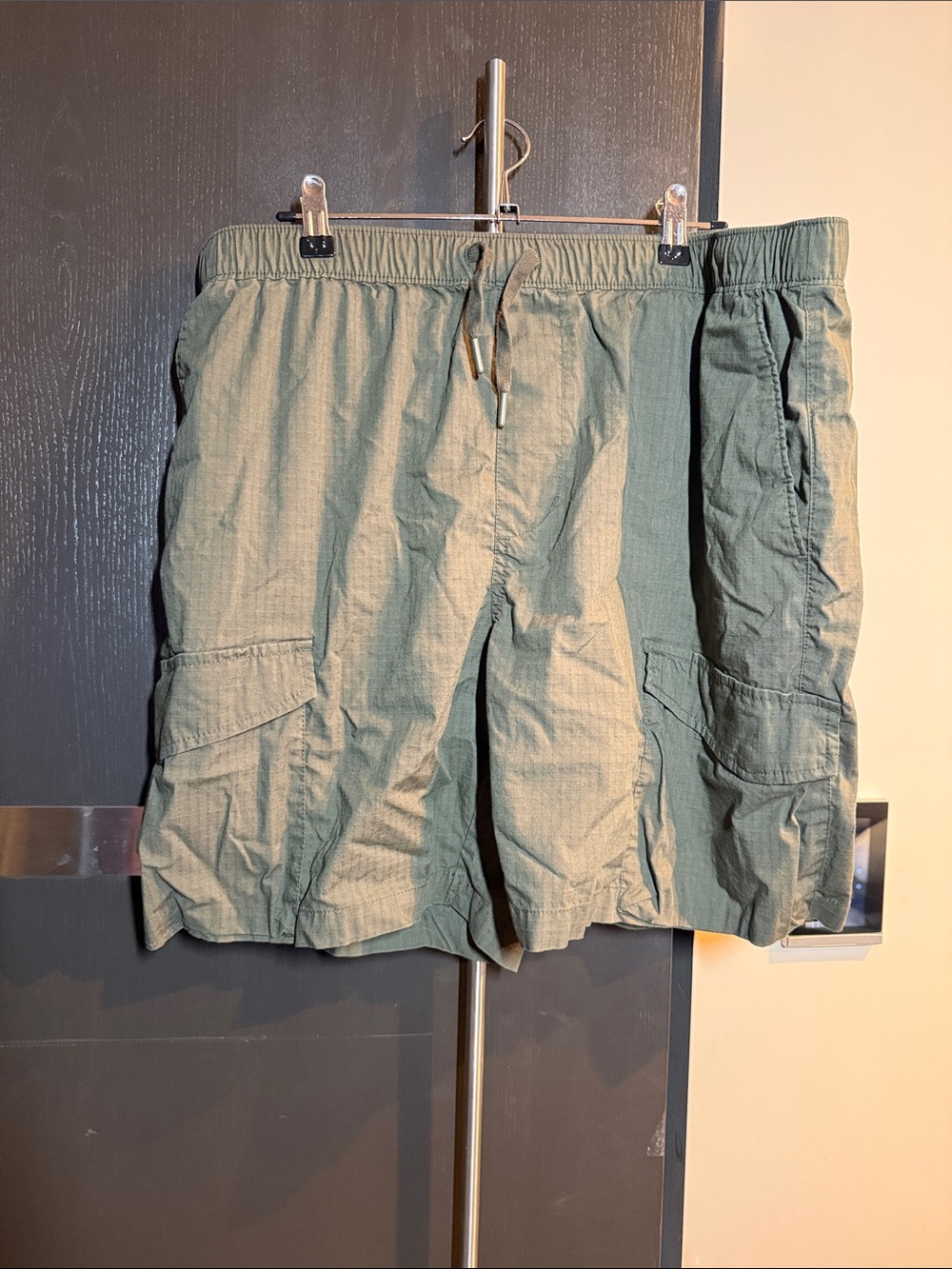 Old Navy Men's Olive Green Cargo Shorts with Drawstring